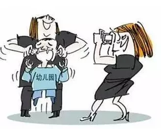 男人舔女人下体：许多网友对此表示不同看法，有人认为这是亲密行为的表现，也有人觉得不够尊重