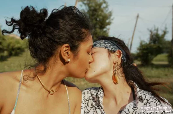 日本夏冰寒说：女同互摸18：最新动态显示该作品在社交平台上引发热议，许多网友分享了自己的看法和感受