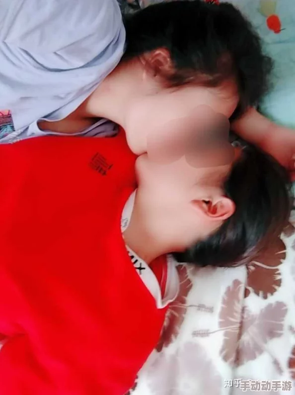 日本夏冰寒说：女同互摸18：最新动态显示该作品在社交平台上引发热议，许多网友分享了自己的看法和感受