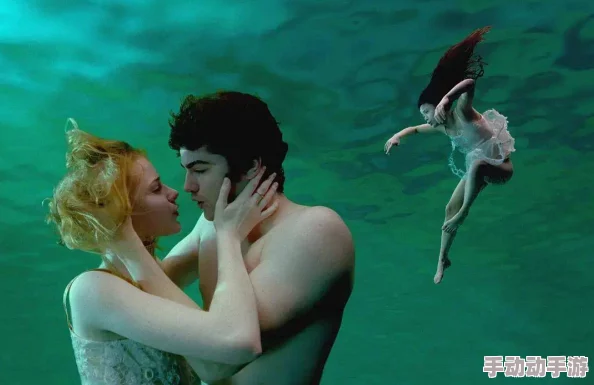 探讨美女与色彩的魅力：一男一女的视觉艺术之旅