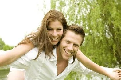 被室友发现我是一名双性恋者，尴尬瞬间让我感到无比紧张与困惑