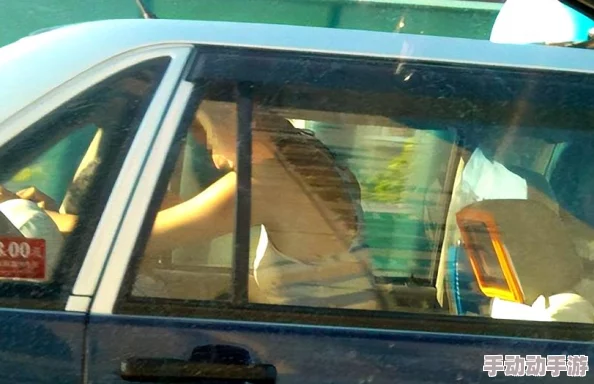 探索男女激烈互动的精彩瞬间：120秒动态图带你领略激情与魅力