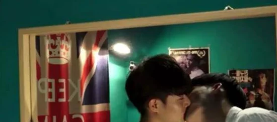 男男gay做爽爽的视频免费：最新动态显示该视频在社交平台上引发热议，吸引了大量观众关注与讨论