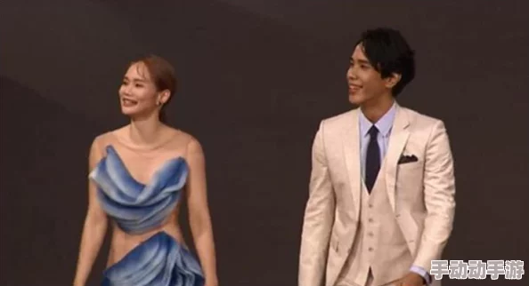 探索胸部无遮挡的艺术表现：从摄影到时尚的多元视角