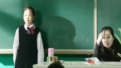 课堂上的小插曲：班长的调皮与我无奈的反应，别揉我胸啊！