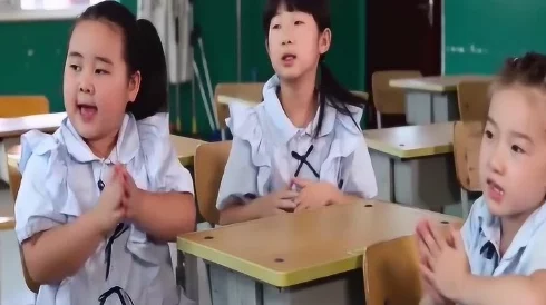 课堂上的小插曲：班长的调皮与我无奈的反应，别揉我胸啊！