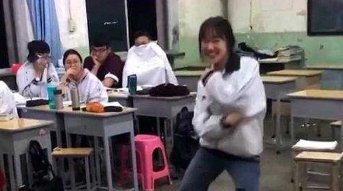 课堂上的小插曲：班长的调皮与我无奈的反应，别揉我胸啊！
