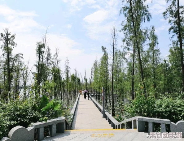 男生在浪漫夜晚中将女生的衣服轻柔脱去，展现爱的温暖与亲密