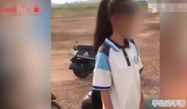 被女同桌玩弄成鞋袜奴，揭开校园生活中的另类秘密与心酸