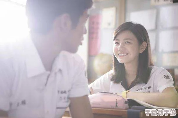 被女同桌玩弄成鞋袜奴，揭开校园生活中的另类秘密与心酸