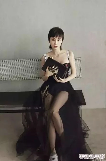 校花主动脱裙子漏内裤照引发热议，网友纷纷评论其勇气与时尚，社交媒体上讨论不断