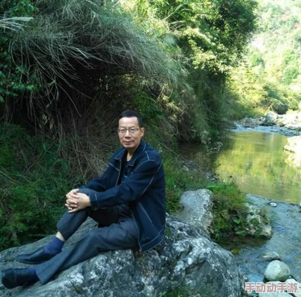 在公交车上被蹭流水了视频，网友热议：公共交通安全问题亟待重视，引发广泛讨论