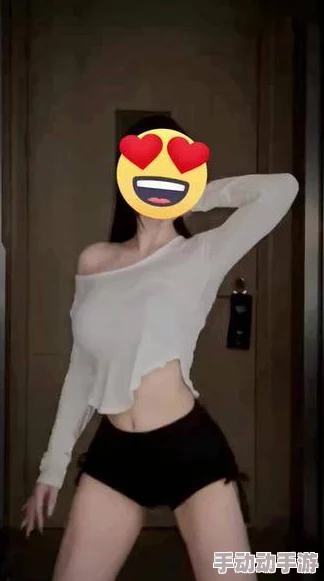 操白虎美女：最新动态曝光，网友热议其新作与生活状态，引发广泛关注与讨论