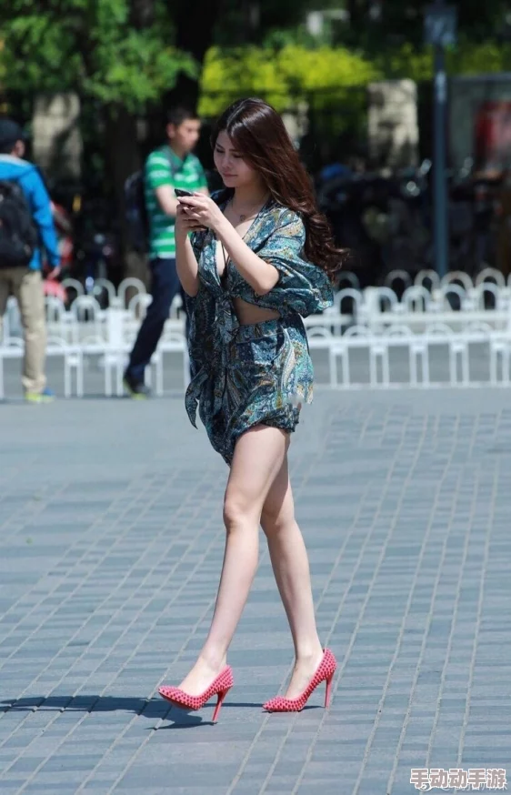 撕开美女的衣服：这种行为不仅不尊重女性，更是对社会道德的严重挑战，应该受到谴责和制止