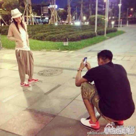 中国娇小与黑人大洋吊：身高差异引发的文化碰撞，网友热议背后的社会现象！