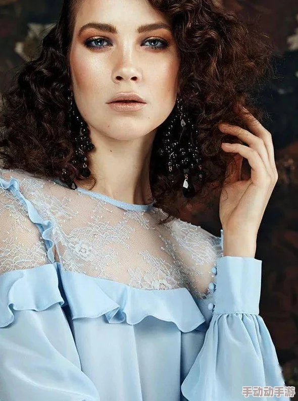 欧美人体白嫩极品hotpics：最新动态展示了多位模特的时尚摄影作品，展现出独特的艺术魅力与视觉冲击