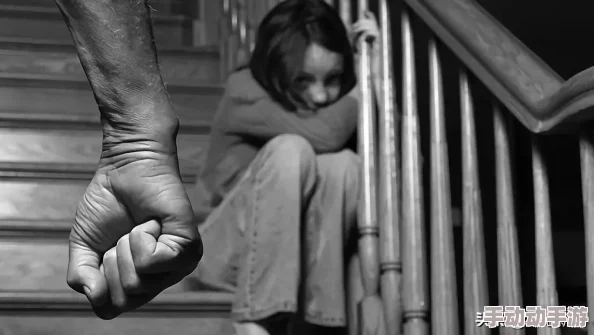 麻麻被强行糟蹋的悲惨经历：一个母亲无奈挣扎的故事