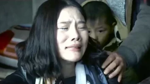麻麻被强行糟蹋的悲惨经历：一个母亲无奈挣扎的故事