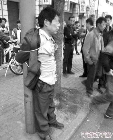 两个裸男脱了内裤互摸的视频引发热议，网友们纷纷表示震惊，有人认为这是艺术表现，也有人觉得过于露骨