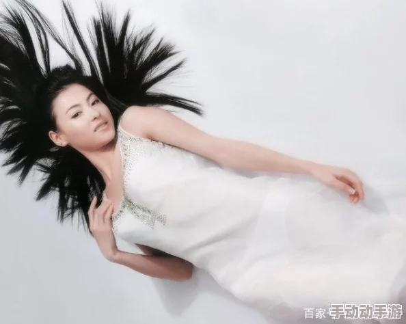 张柏芝性感魅力再现，惊艳亮相仙踪林，引发全场热议与粉丝狂欢！