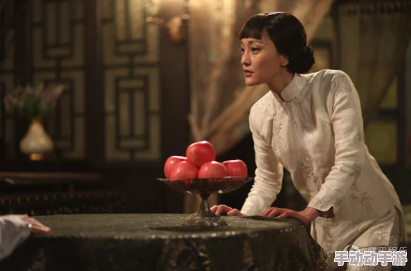 高门贵女的闺房秘事：在华丽空间中探索禁忌与欲望的交织之旅