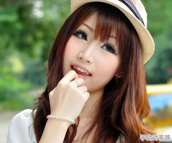 探讨美女被羞羞视频背后的心理与社会影响，揭示其流行原因