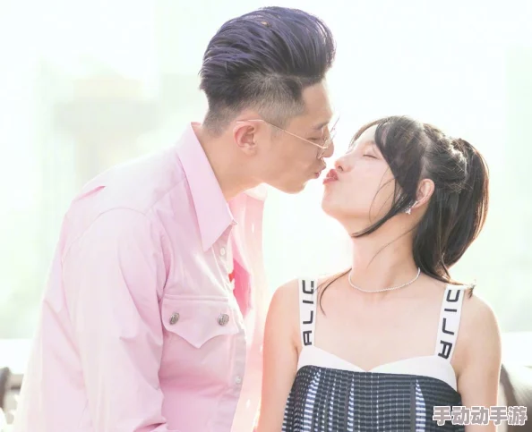 新婚夫妻甜蜜自拍引发热议，网友纷纷点赞评论，幸福瞬间感动无数人！