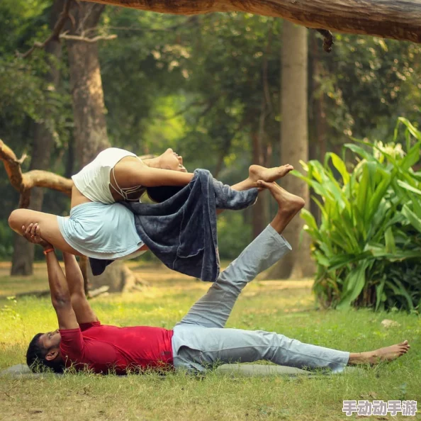 戴着小玩具练瑜伽，趣味与健康结合引发热潮，网友纷纷模仿挑战新风尚！