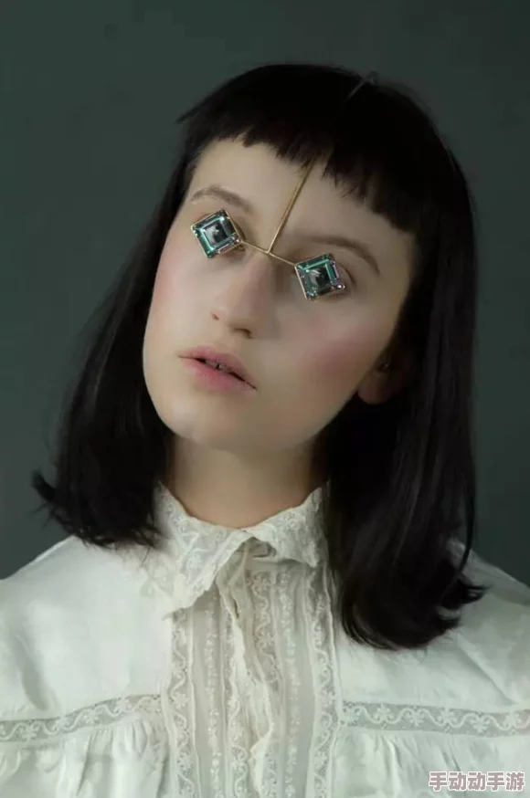 日本吴国鹏-一女多男在疯狂伦交在线观看-最新动态显示该视频平台用户活跃度持续上升，吸引了大量观众关注