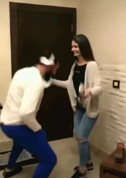 情侣奴跪下用嘴伺候主人，展现出极致的服从与忠诚，引发网友热议，讨论恋爱关系中的权力与角色扮演