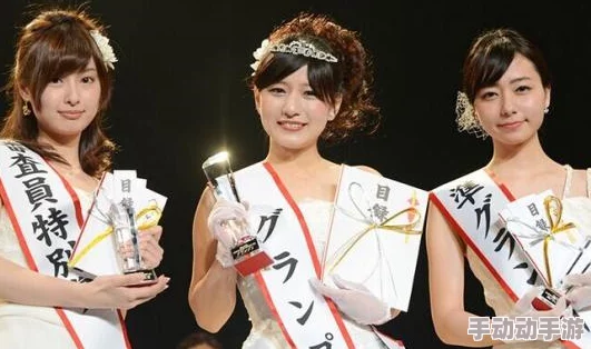 日本夏冰寒说：美女脱精光让男生摸屁屁，现场气氛火热，引发众多围观者拍照录视频，社交媒体上迅速传播