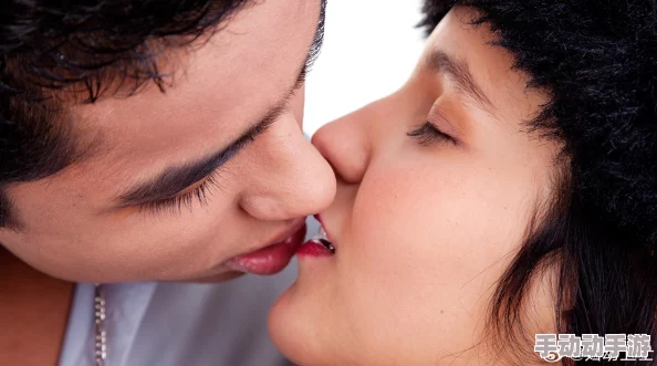 男生舔女生鸡鸡：社交媒体上引发热议，网友们对这一行为的看法各异，讨论性别与亲密关系的界限