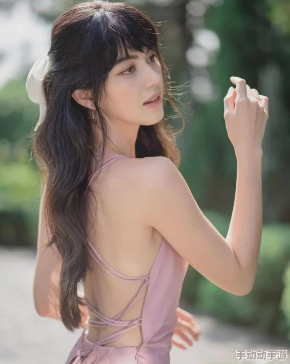 探索美丽与艺术的边界：18岁以下禁止观看的美女脱内衣作品免费下载平台