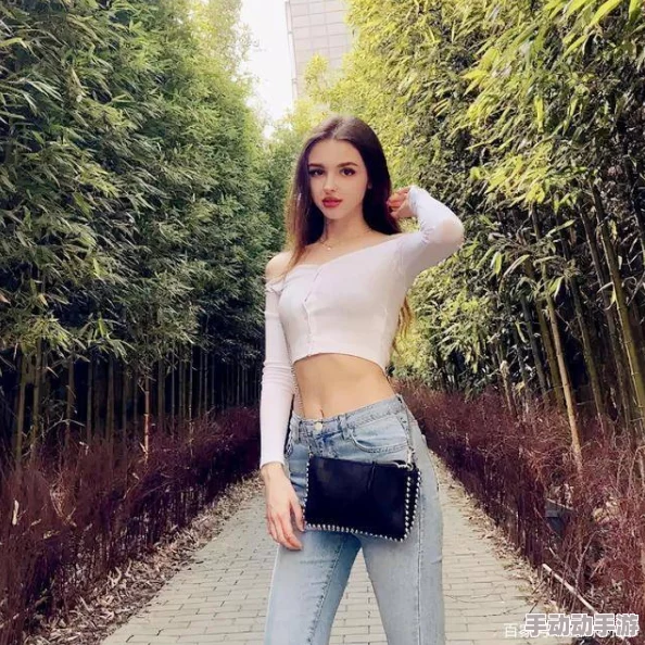 探索美丽与艺术的边界：18岁以下禁止观看的美女脱内衣作品免费下载平台