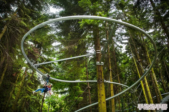 在野外探险中体验极致快感，挑战自我与自然的亲密接触，释放内心深处的激情与欲望