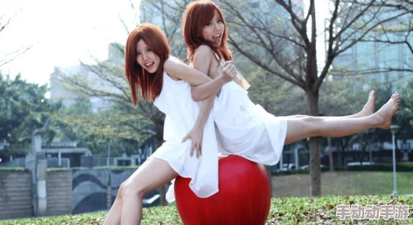 在温柔的夜色中，一点点挤进粉嫩的体内，感受心跳交融的奇妙瞬间与无尽遐想