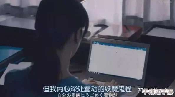 在课堂上意外发现女同桌的秘密，竟然让她的情感与欲望如潮水般涌现