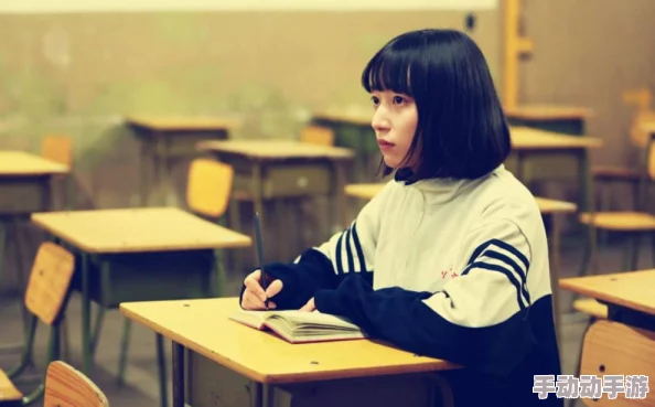 在课堂上意外发现女同桌的秘密，竟然让她的情感与欲望如潮水般涌现