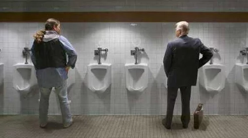 探索男人撒尿与身体自信：揭示大丁视频背后的文化现象与社会态度