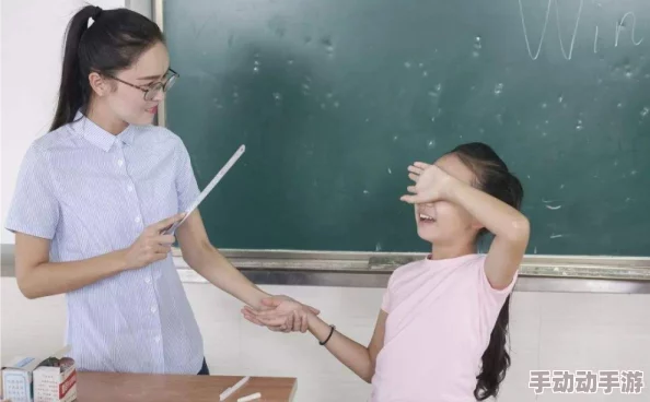 探索禁忌：女教师与学生之间的复杂关系在教室中的隐秘角落