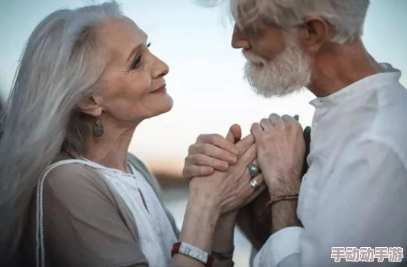 探索老年人的爱情与生活：一段关于老头老太的真实情感视频，揭示他们的温暖故事与独特经历