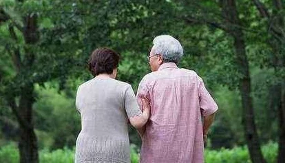 探索老年人的爱情与生活：一段关于老头老太的真实情感视频，揭示他们的温暖故事与独特经历