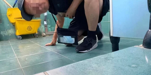 揭开隐秘角落：商场女厕小便视频背后的偷窥文化与社会反思