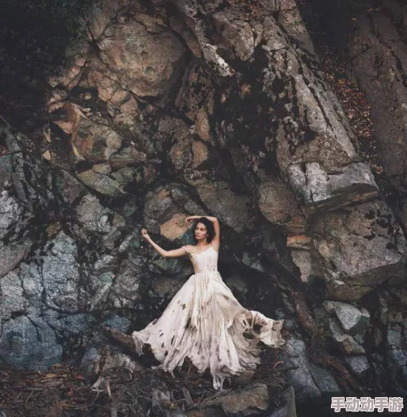 探索美丽与艺术的交汇：独特视角下的女性魅力摄影作品欣赏