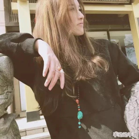 三上悠亚精品一区二区久久，网友纷纷表示其作品质量高，演技出色，是当下最受欢迎的女优之一