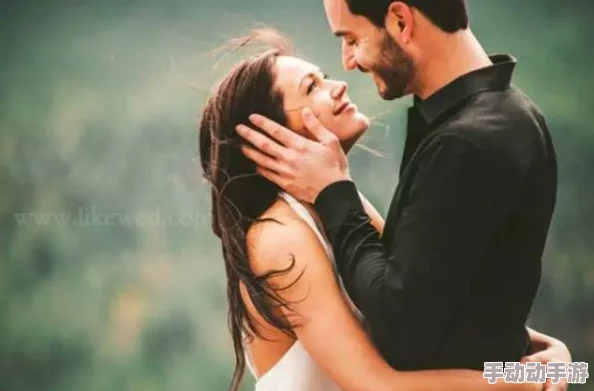 探索两男一女3P的十四种姿势图，带你领略激情与创意的完美结合