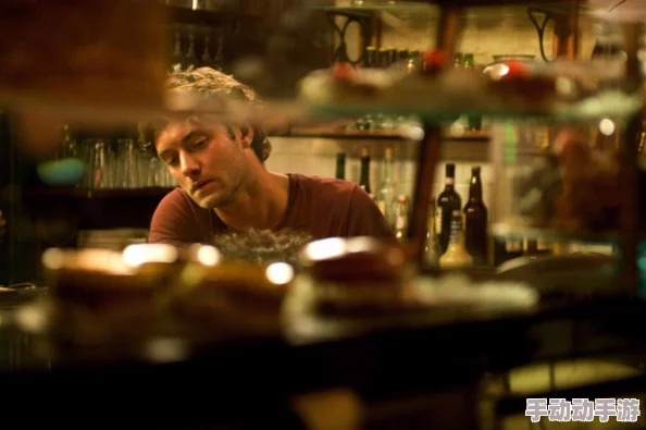 探索邻居寡妇的秘密：水多又紧的生活背后隐藏着怎样不为人知的故事？