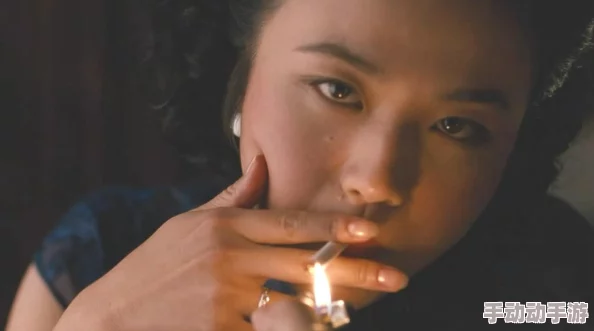 在香欲的迷雾中,探寻嬷嬷与尤物女之间那段禁忌而又诱人的情感交织 在香欲的迷雾中,探寻嬷嬷与尤物女之间那段禁忌而又诱人的情感交织