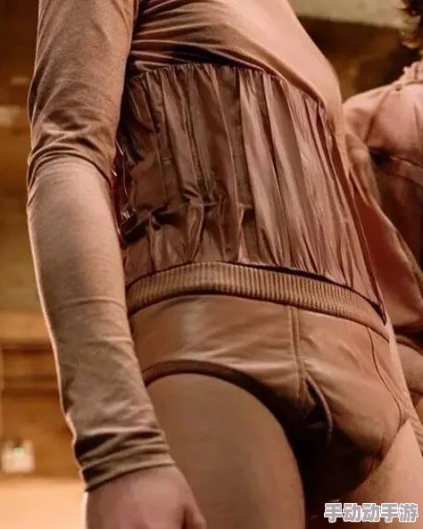 探索感官的边界：在‘嗯…啊摸湿黄’中体验情感与欲望交织的奇妙旅程