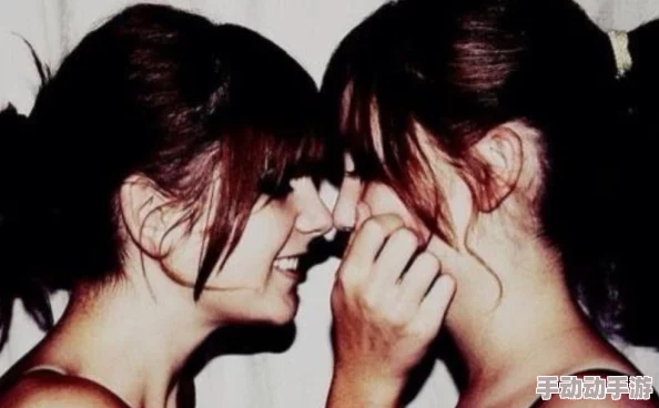 女同性之间同床互摸视频引发热议，网友们对此褒贬不一，有人支持表达自由，也有人认为应尊重隐私